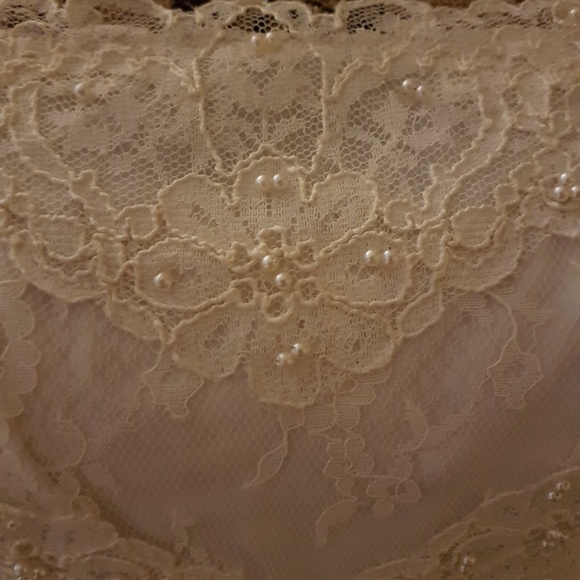 RARE! SALE!!  was $599 Pristine White Vintage Lace Wedding Gown - Picture 4 of 9